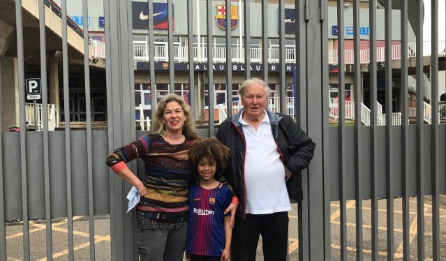 Семья из Австралии забронировала билеты на игру с "Лас-Пальмасом" за три месяца, чтобы увидеть Неймара (Фото) - изображение 1