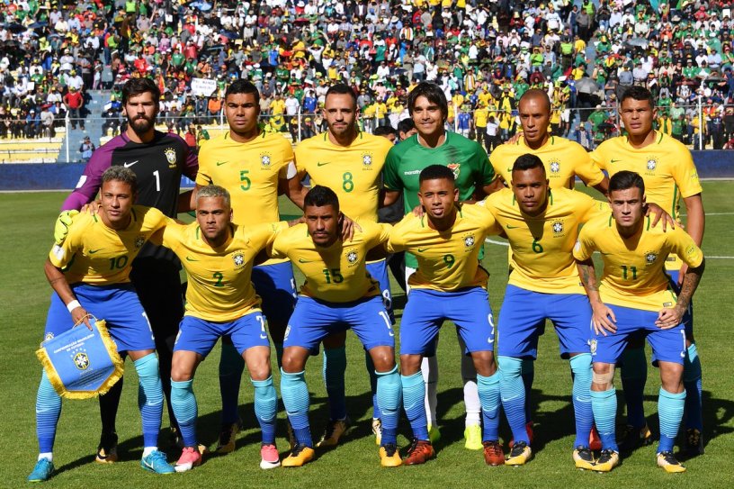 Нападающий сборной Боливии сфотографировался вместе со сборной Бразилии (Фото) - изображение 1