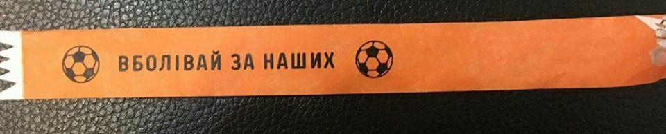 Перед игрой "Динамо" - "Шахтёр" раздавались оранжево-чёрные браслеты с призывом "Болей за наших" (+Фото) - изображение 1