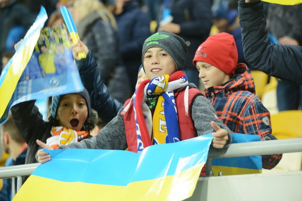 Украина - Словакия: привет Сидорчуку, самолетик и яркие фанаты (Фото) - изображение 10