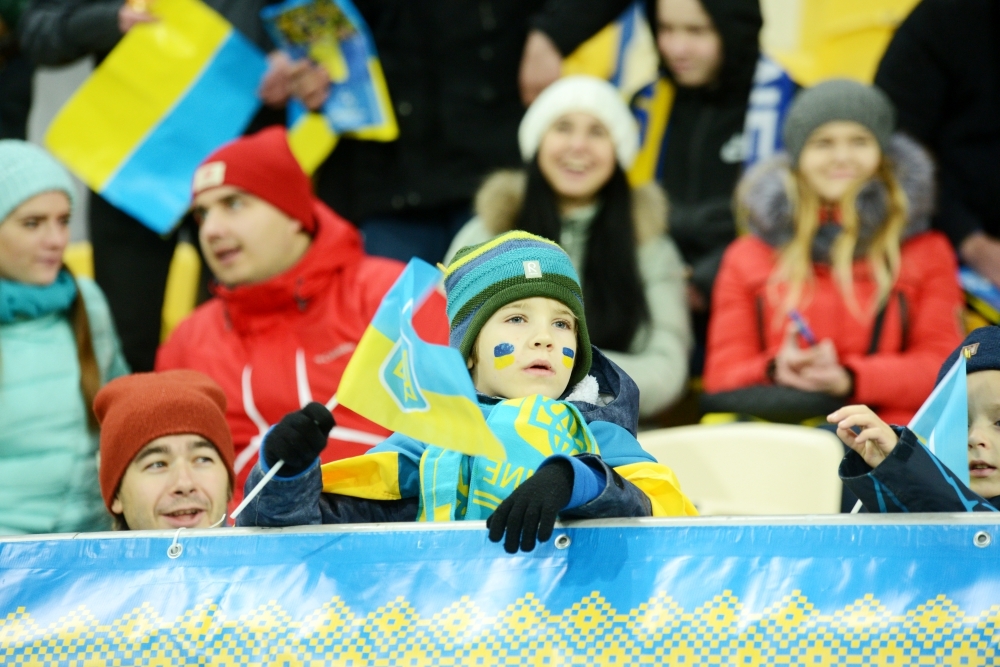 Украина - Словакия: привет Сидорчуку, самолетик и яркие фанаты (Фото) - изображение 11