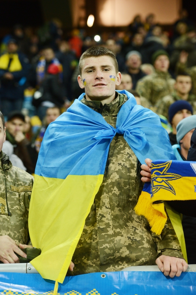Украина - Словакия: привет Сидорчуку, самолетик и яркие фанаты (Фото) - изображение 12