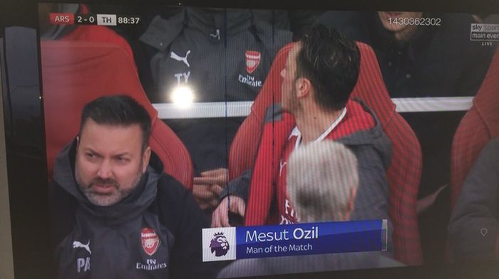 Месут Озиль ищет выход из "Арсенала" даже во время признания его игроком матча (Фото) - изображение 1