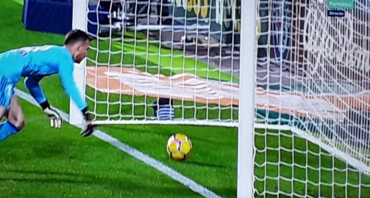 "Валенсия" – "Барселона": арбитр не заметил, что мяч оказался в воротах после удара Месси - изображение 1