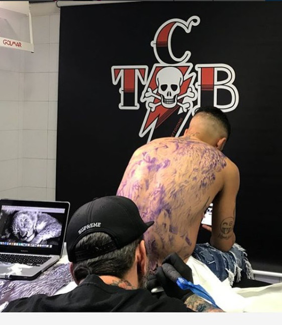 Лоренцо Инсинье сделал новую татуировку на всю спину (Фото) - изображение 3