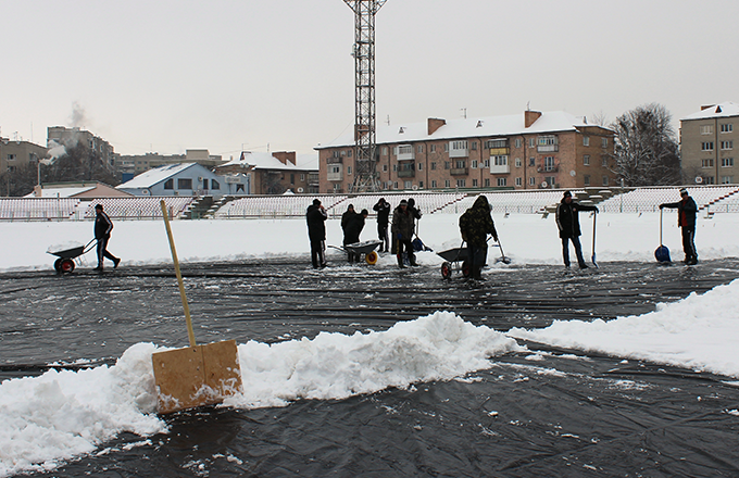 Як луцький стадіон "Авангард" звільняли від снігового полону (Фото) - изображение 1