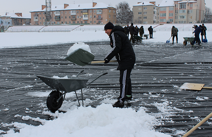 Як луцький стадіон "Авангард" звільняли від снігового полону (Фото) - изображение 2