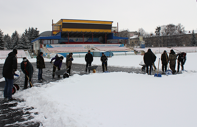 Як луцький стадіон "Авангард" звільняли від снігового полону (Фото) - изображение 5