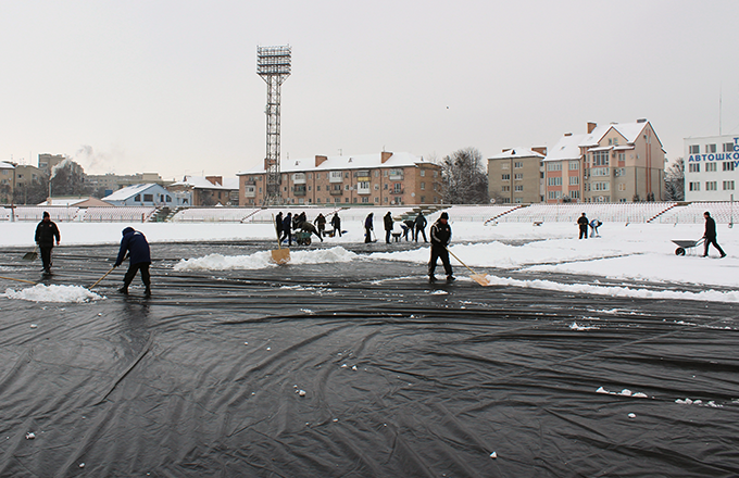 Як луцький стадіон "Авангард" звільняли від снігового полону (Фото) - изображение 7