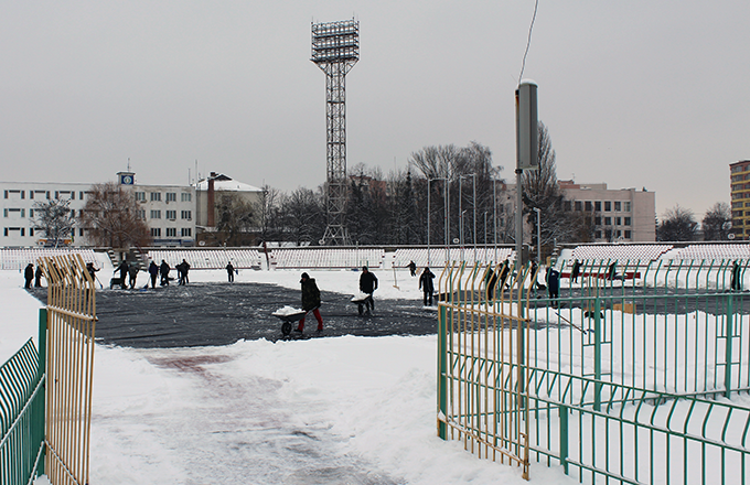 Як луцький стадіон "Авангард" звільняли від снігового полону (Фото) - изображение 9
