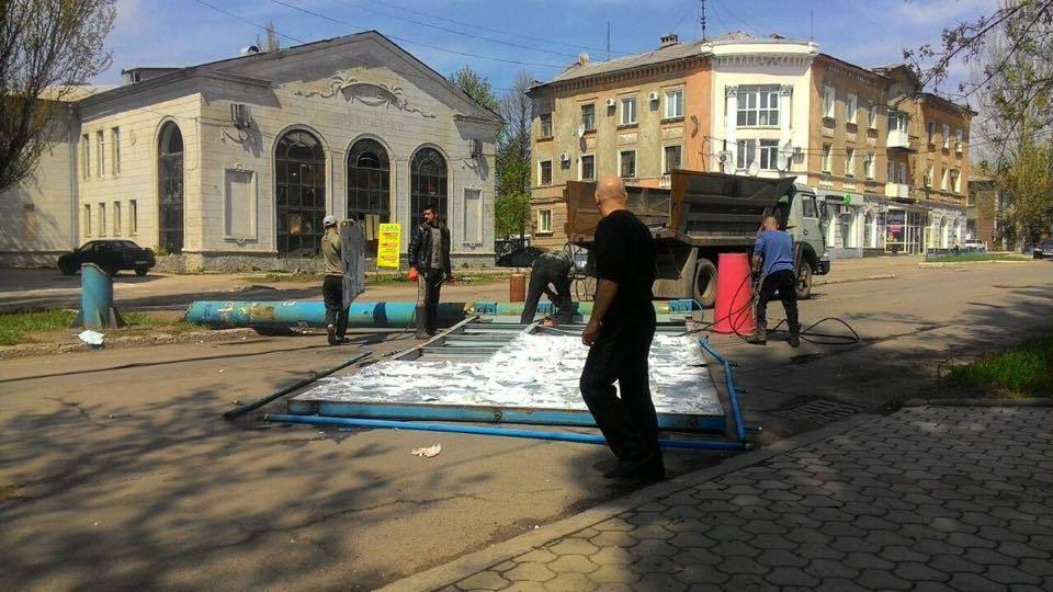 В Донецке возле стадиона "Донбасс Арена" срезали буквы FCSD - изображение 2