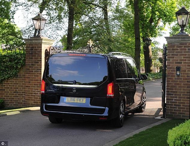 Daily Mail: Паулу Фонсека был замечен в Лондоне возле дома директора "Вест Хэма" (+Фото) - изображение 3