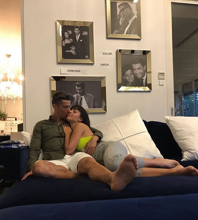 Диванное фото Роналду с возлюбленной собрало 5 миллионов "лайков" за несколько часов (Фото) - изображение 1