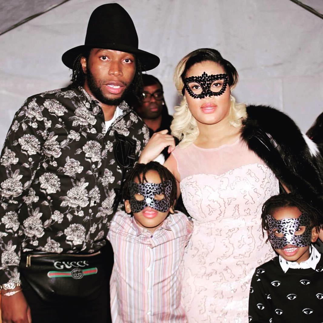 Дьемерси Мбокани сфотографировался с семьей в карнавальных масках (Фото) - изображение 1