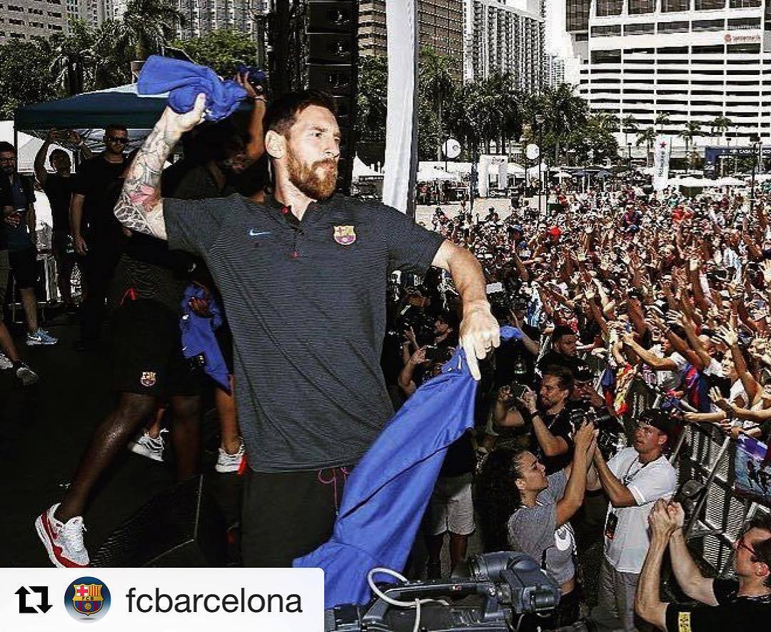 Фото дня: Лионель Месси бросает футболки болельщикам "Барселоны" - изображение 1