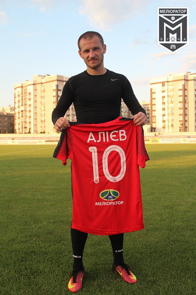 Фото дня: Александр Алиев позирует с футболкой нового клуба - изображение 1