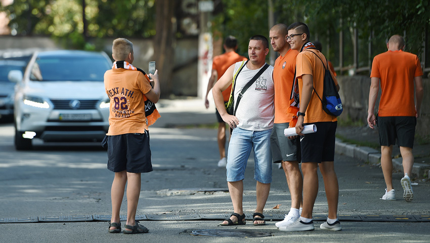 Как "Шахтер" гулял по Киеву и фотографировался с болельщиками перед дерби с "Олимпиком" (Фото) - изображение 7