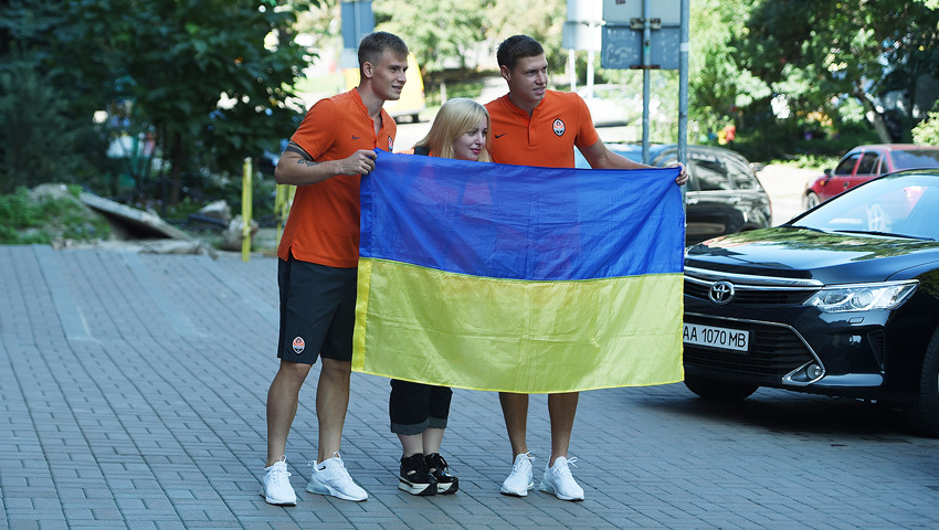 Как "Шахтер" гулял по Киеву и фотографировался с болельщиками перед дерби с "Олимпиком" (Фото) - изображение 8