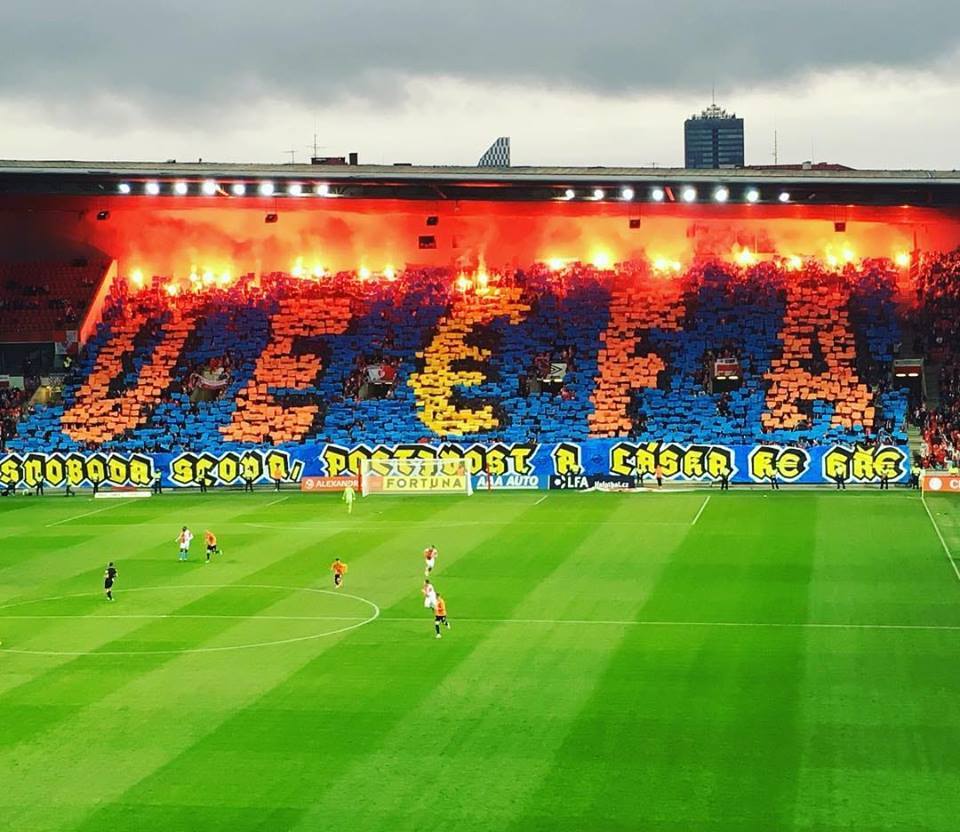 Фото дня: болельщики "Славии" выразили свое мнение об УЕФА с помощью модульного шоу - изображение 1