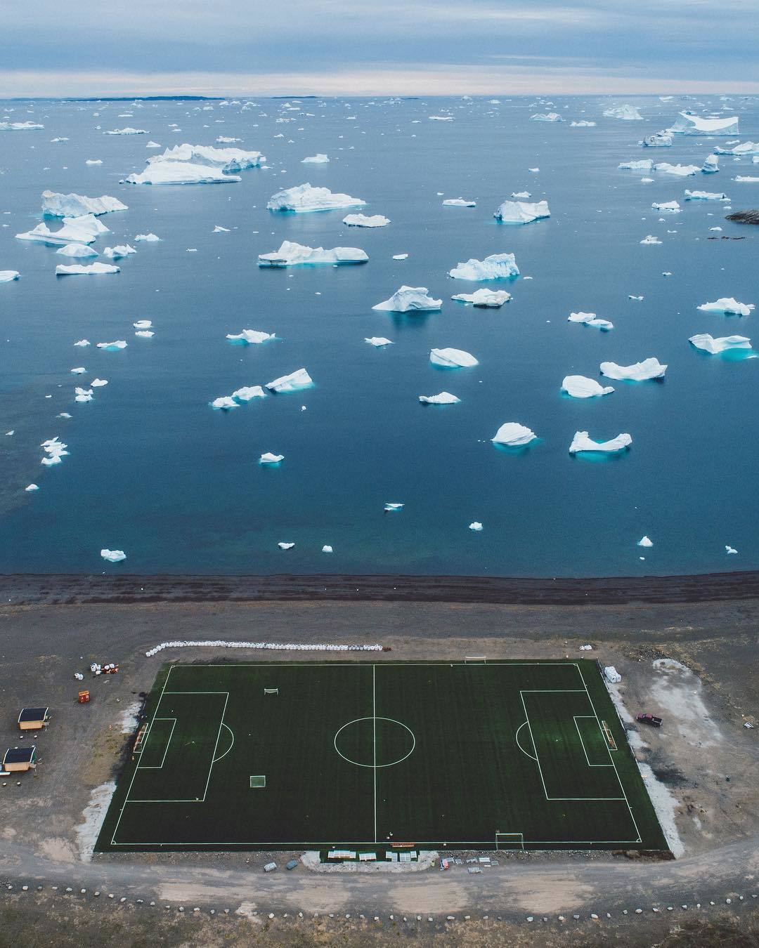 Фото дня: футбольное поле в Гренландии - изображение 1