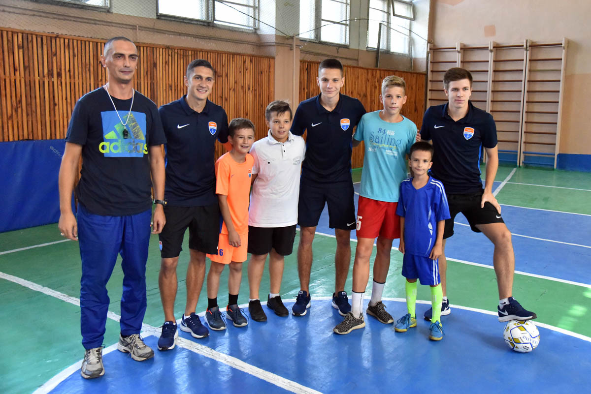 Футболисты "Мариуполя" посетили школу (Фото) - изображение 6