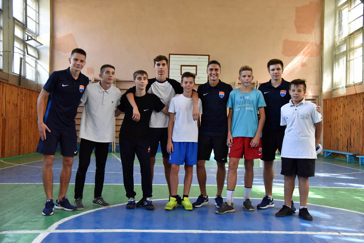 Футболисты "Мариуполя" посетили школу (Фото) - изображение 8