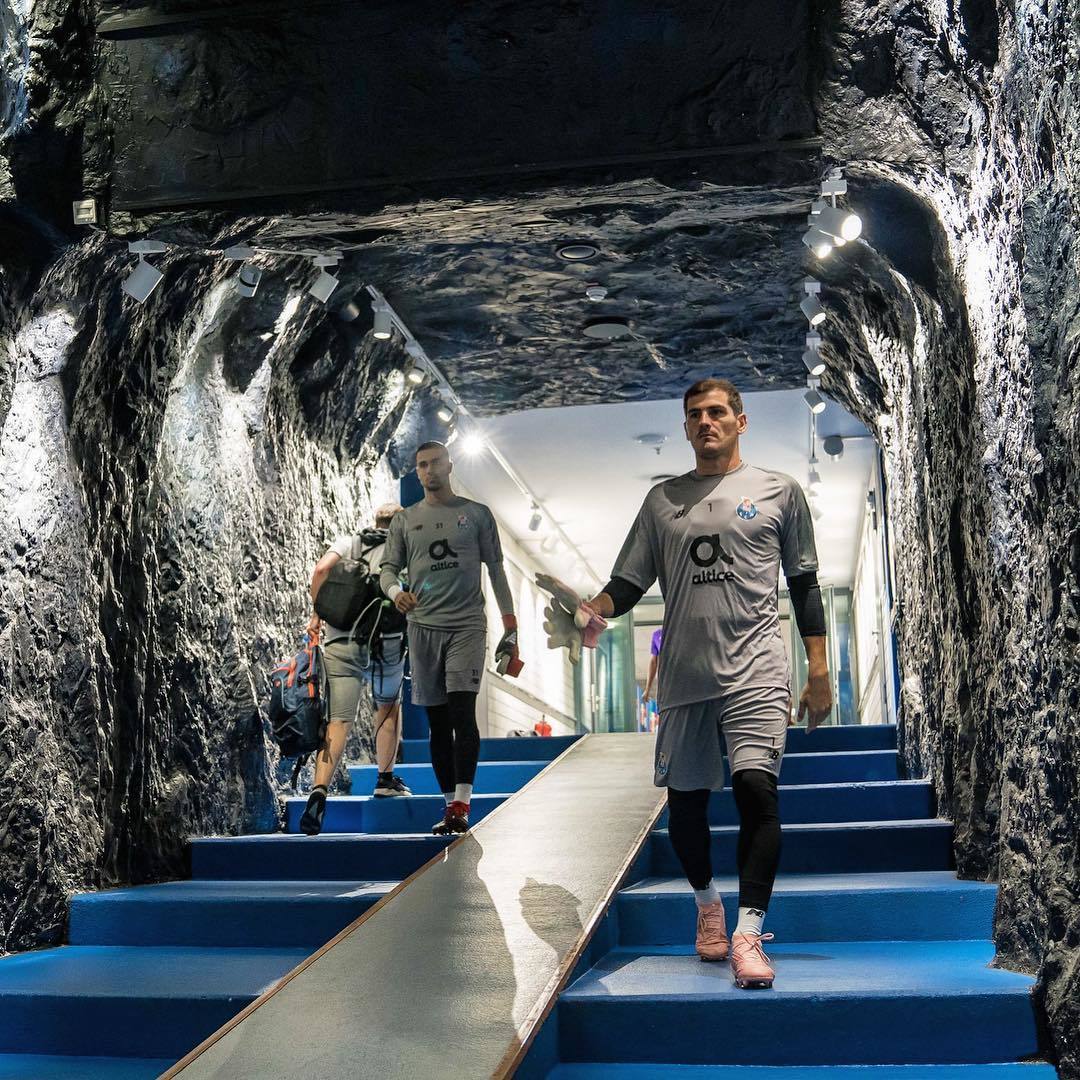 Фото дня: в Германии на стадионе сделали туннель, который похож на пещеру - изображение 1