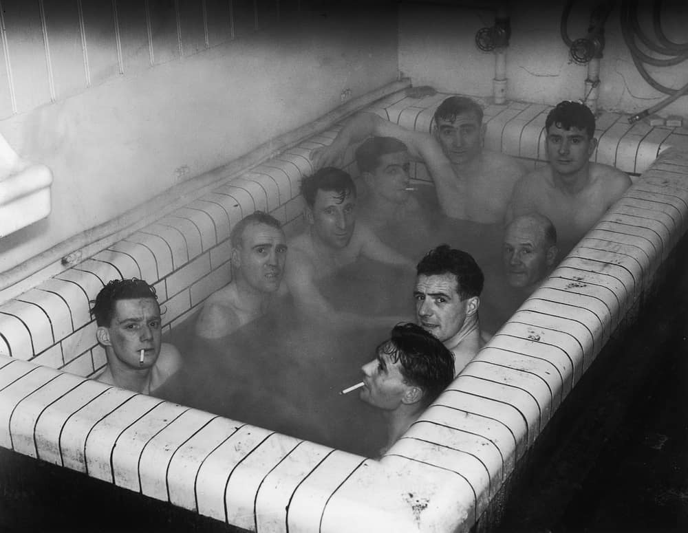 Фото дня: водные процедуры футболистов в 1939 году - изображение 1