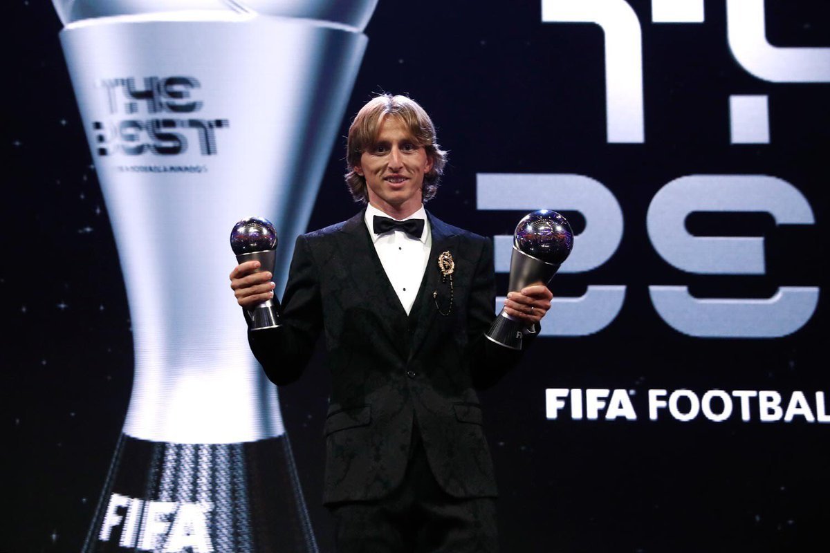Фото дня: Лука Модрич с наградами от ФИФА - изображение 1