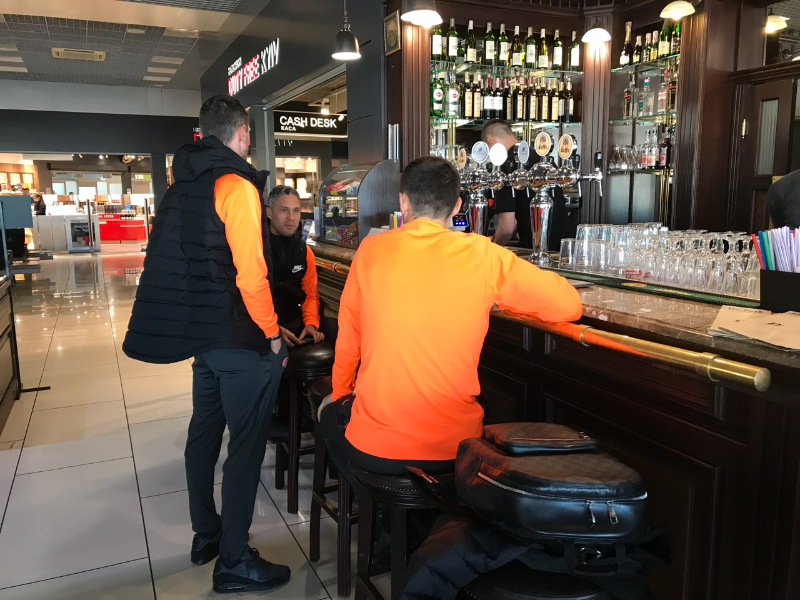 Кофейку на дорожку: как игроки "Шахтера" ждут рейса на Лион (Фото) - изображение 2
