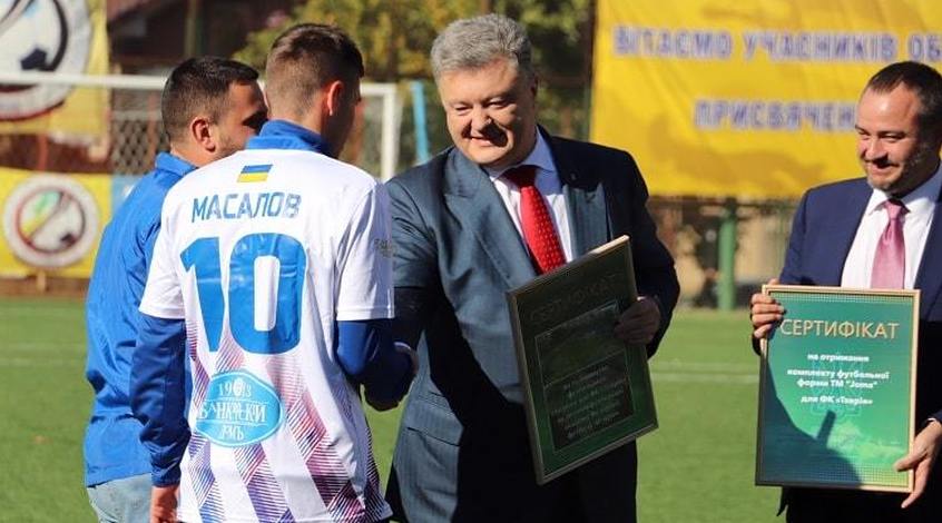 Порошенко та Павелко вручили сімферопольській "Таврії" сертифікат на будівництво нового стадіону