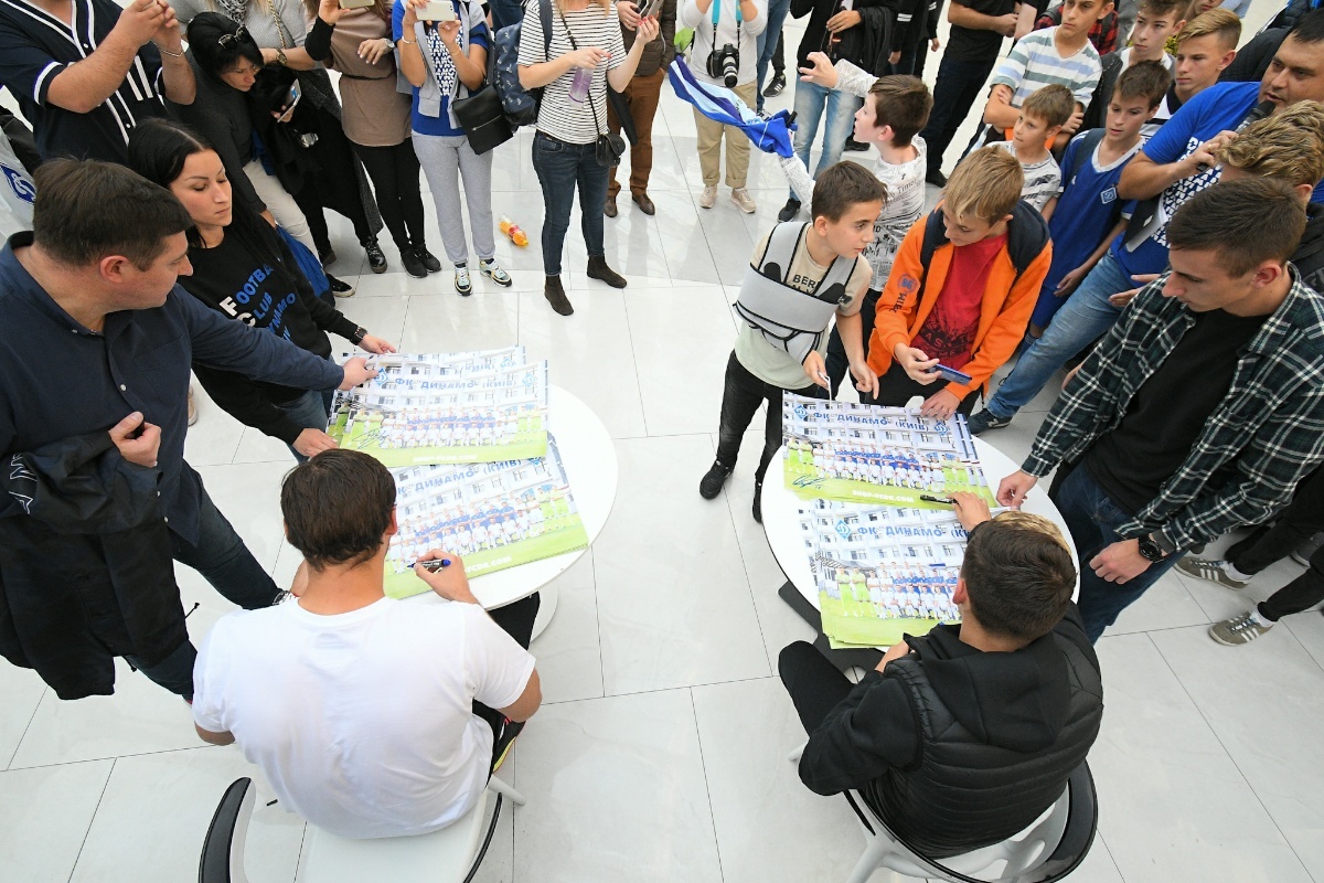 Игроки "Динамо" посетили первый турнир по FIFA 19, организованный для болельщиков - изображение 2