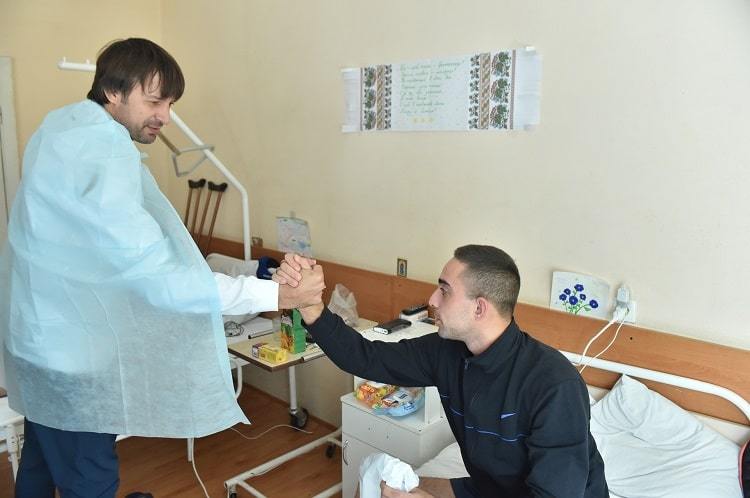 Гравці та тренери збірної України відвідали Військово-медичний клінічний центр Північного регіону - изображение 3