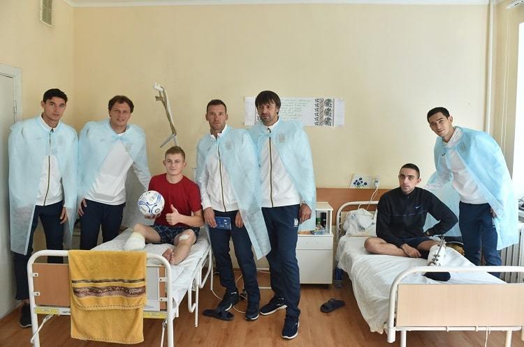 Гравці та тренери збірної України відвідали Військово-медичний клінічний центр Північного регіону - изображение 4