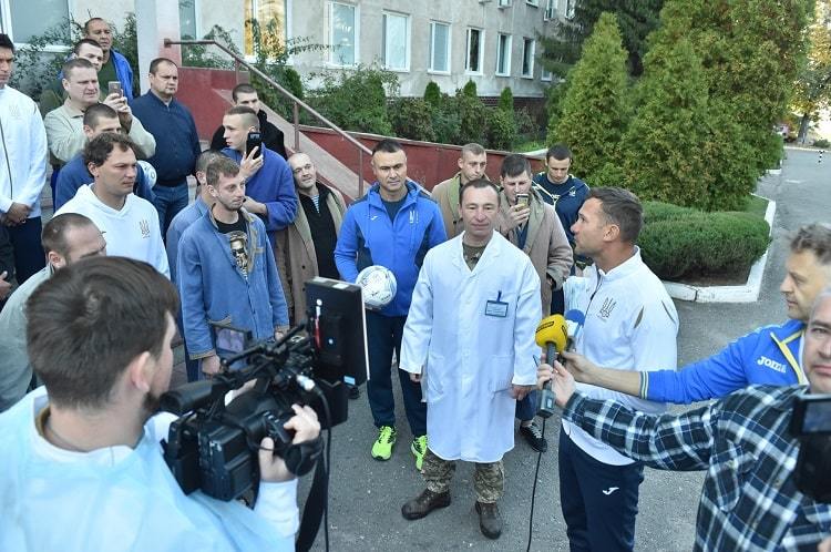 Гравці та тренери збірної України відвідали Військово-медичний клінічний центр Північного регіону - изображение 5