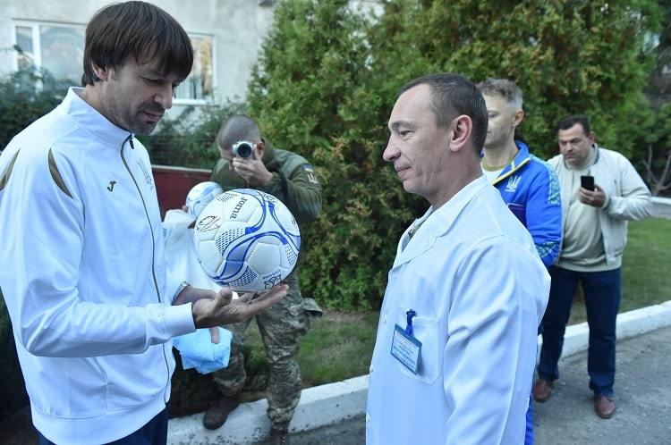 Гравці та тренери збірної України відвідали Військово-медичний клінічний центр Північного регіону - изображение 6