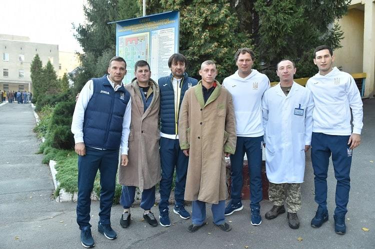 Гравці та тренери збірної України відвідали Військово-медичний клінічний центр Північного регіону - изображение 7