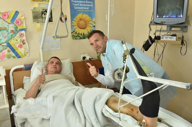 Гравці та тренери збірної України відвідали Військово-медичний клінічний центр Північного регіону - изображение 8