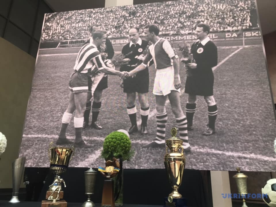 На НСК "Олимпийский" проходит прощание с Олегом Базилевичем - изображение 2