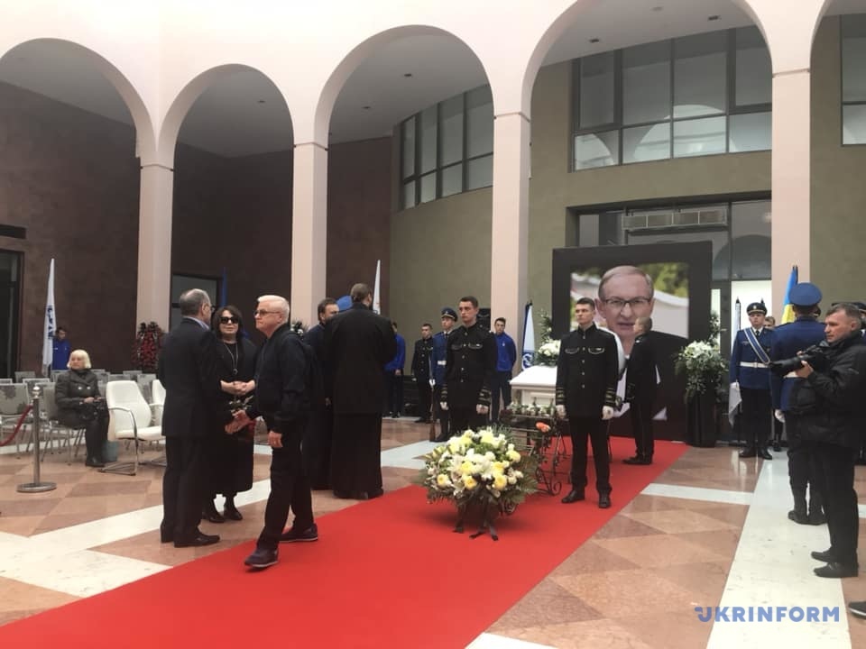 На НСК "Олимпийский" проходит прощание с Олегом Базилевичем - изображение 3