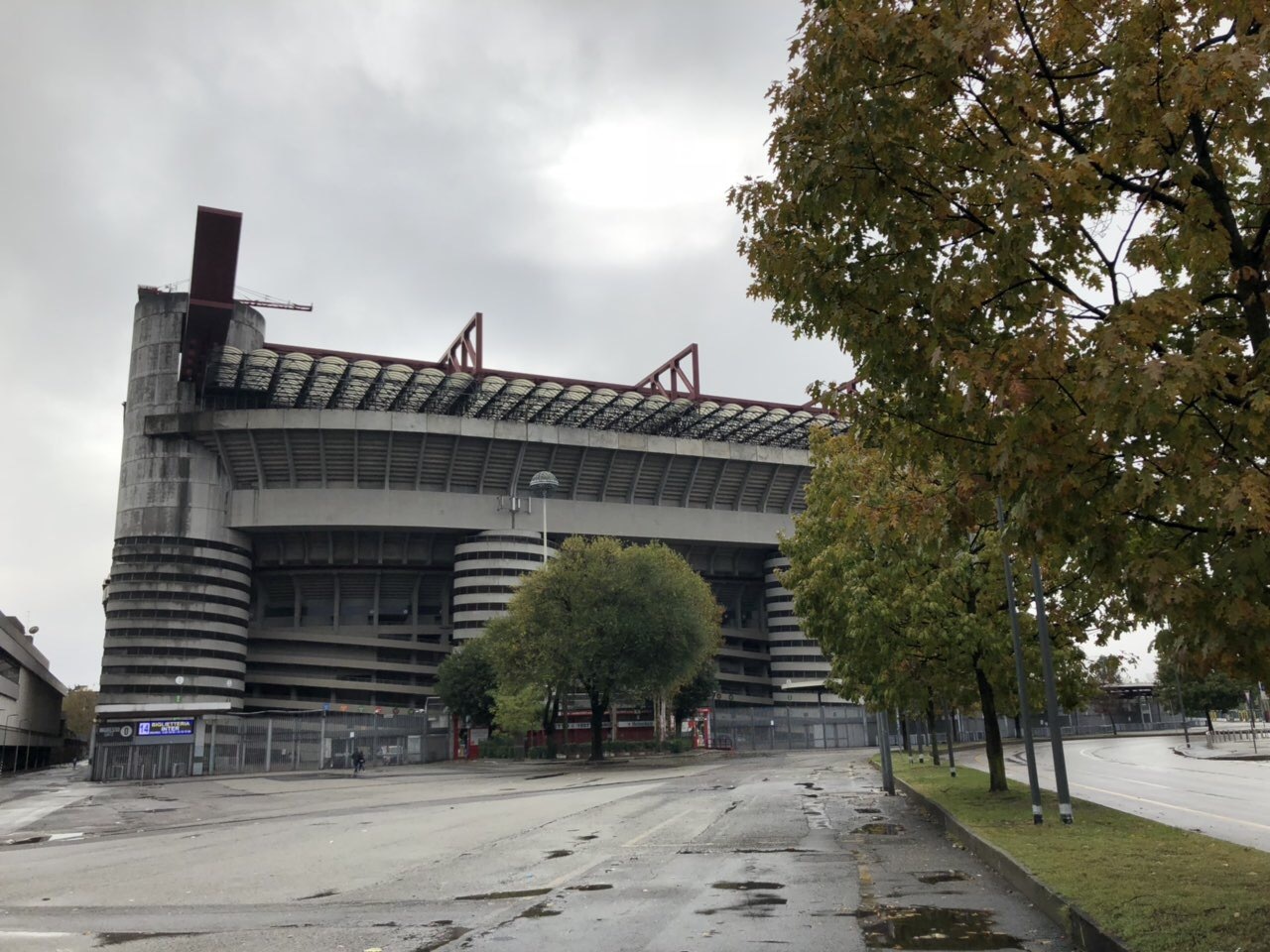 Осенний "Сан-Сиро", или серые футбольные будни Милана (Фото) - изображение 45