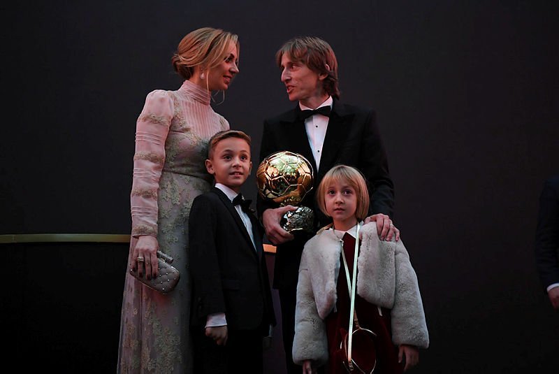 Фото дня: Лука Модрич с семьей и "Золотым мячом" - изображение 1