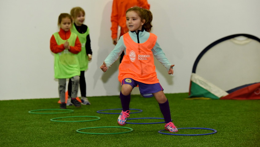 "Шахтер" собрал первую команду девочек для занятий футболом - изображение 2