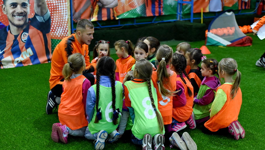 "Шахтер" собрал первую команду девочек для занятий футболом - изображение 5
