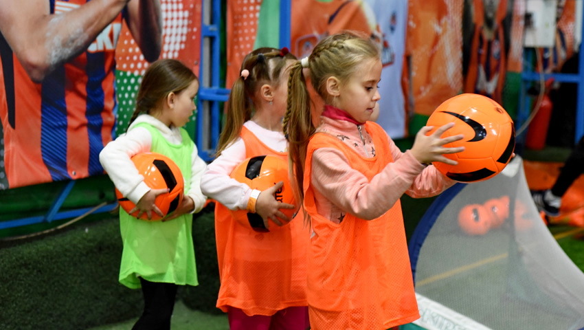 "Шахтер" собрал первую команду девочек для занятий футболом - изображение 6