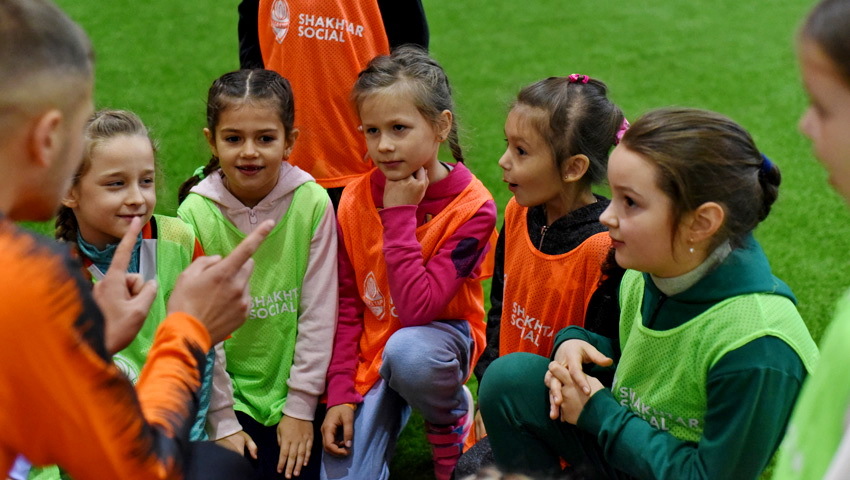 "Шахтер" собрал первую команду девочек для занятий футболом - изображение 9