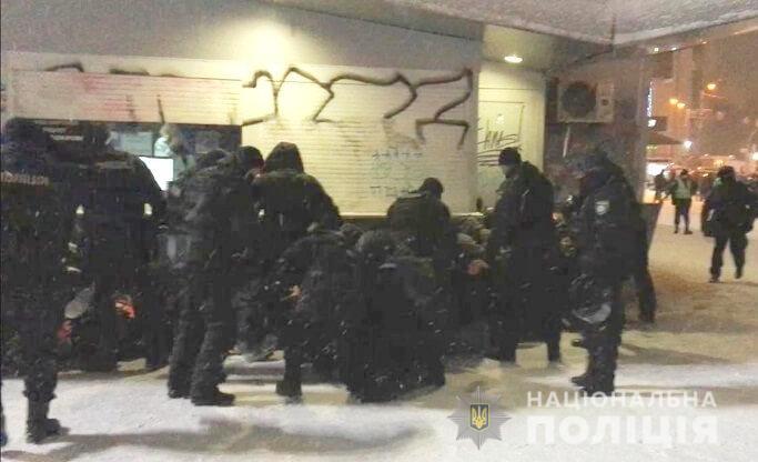 Поліція затримала 27 осіб, які провокували правоохоронців біля НСК "Олімпійський" - изображение 1