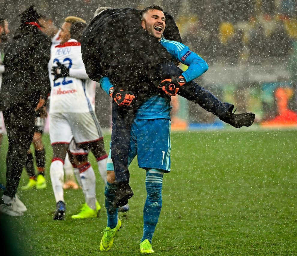 Фото дня: как вратарь "Лиона" Лопеш праздновал ничью с "Шахтером" - изображение 2