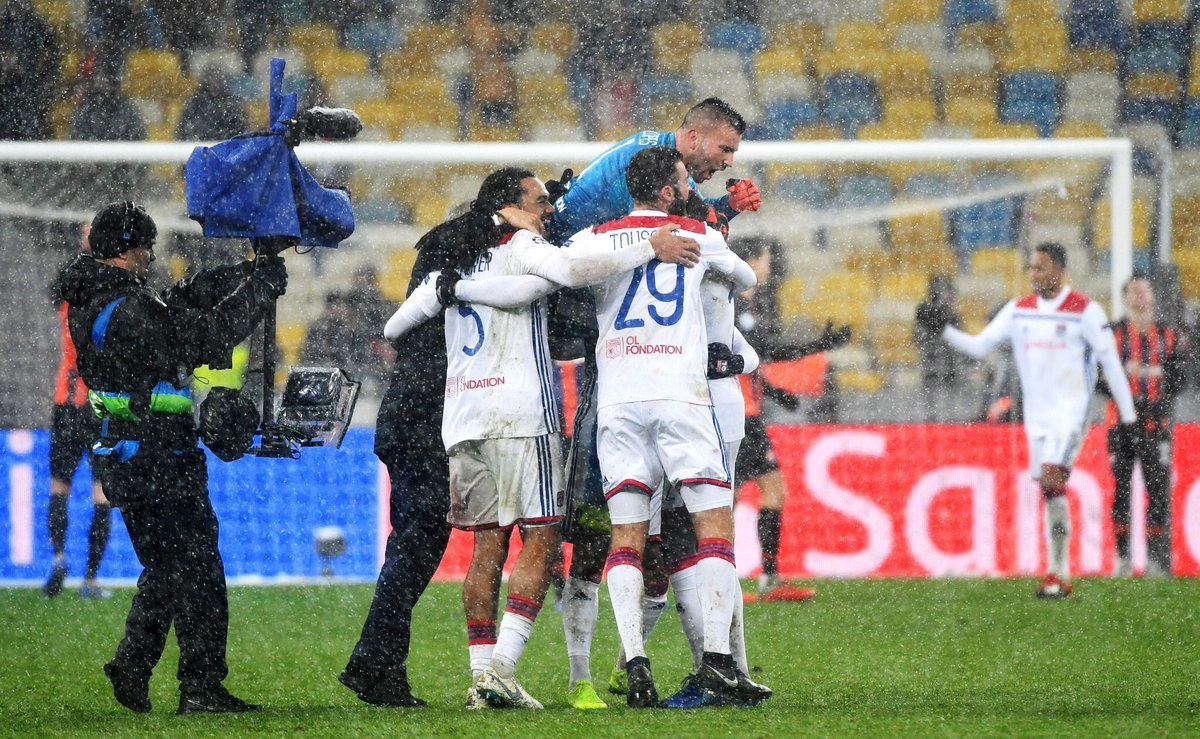 Фото дня: как вратарь "Лиона" Лопеш праздновал ничью с "Шахтером" - изображение 5
