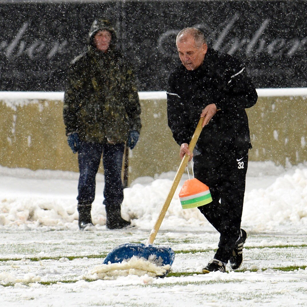 Фото дня: тренер "Яблонца" Петр Рада чистит поле от снега - изображение 1